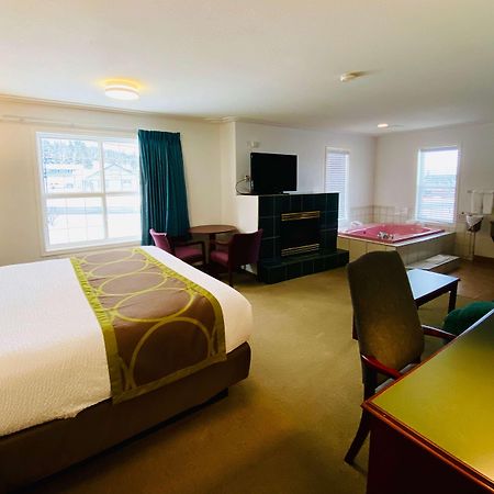 Super 8 By Wyndham 100 Mile House Hotel Buitenkant foto