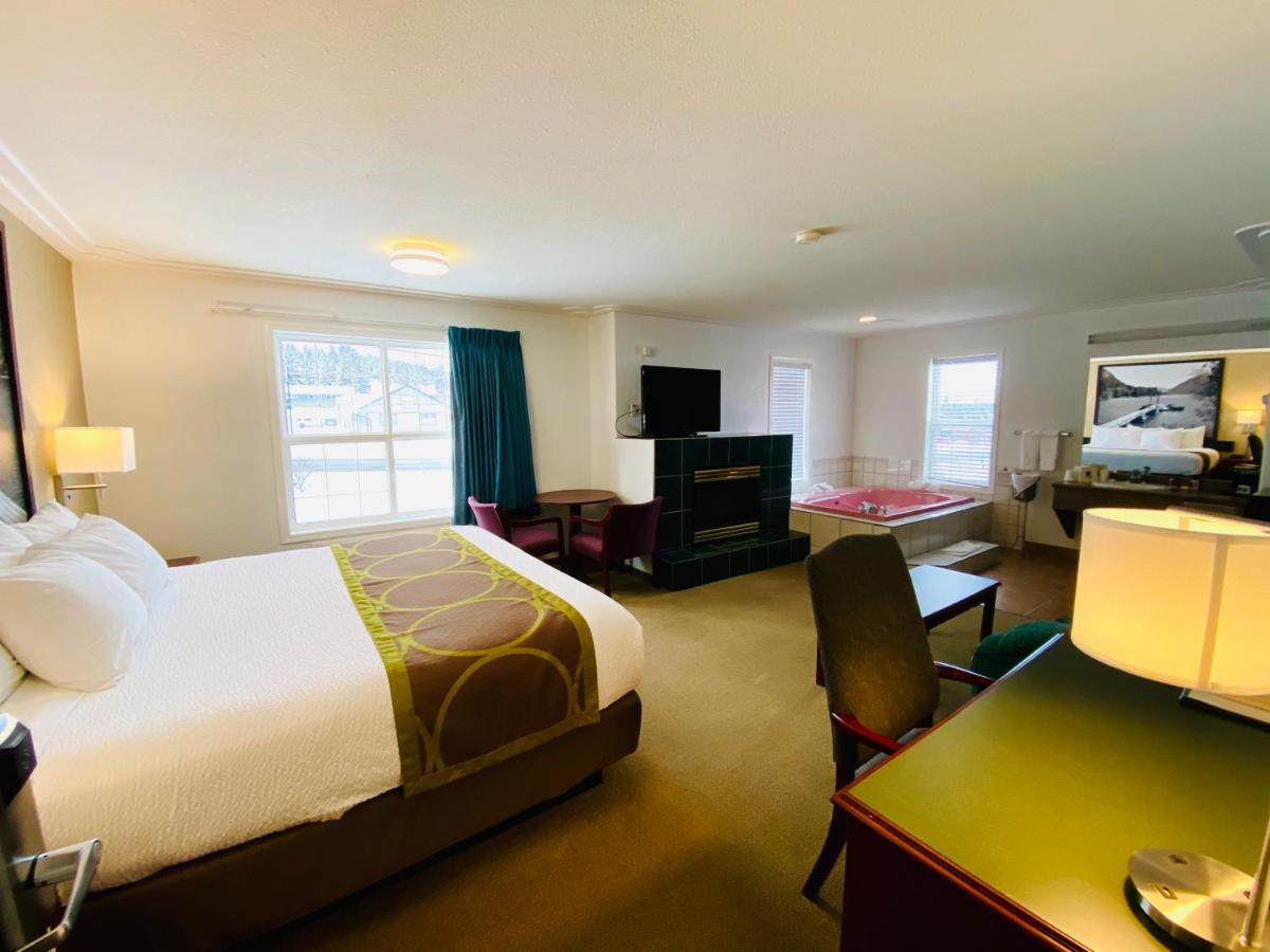 Super 8 By Wyndham 100 Mile House Hotel Buitenkant foto