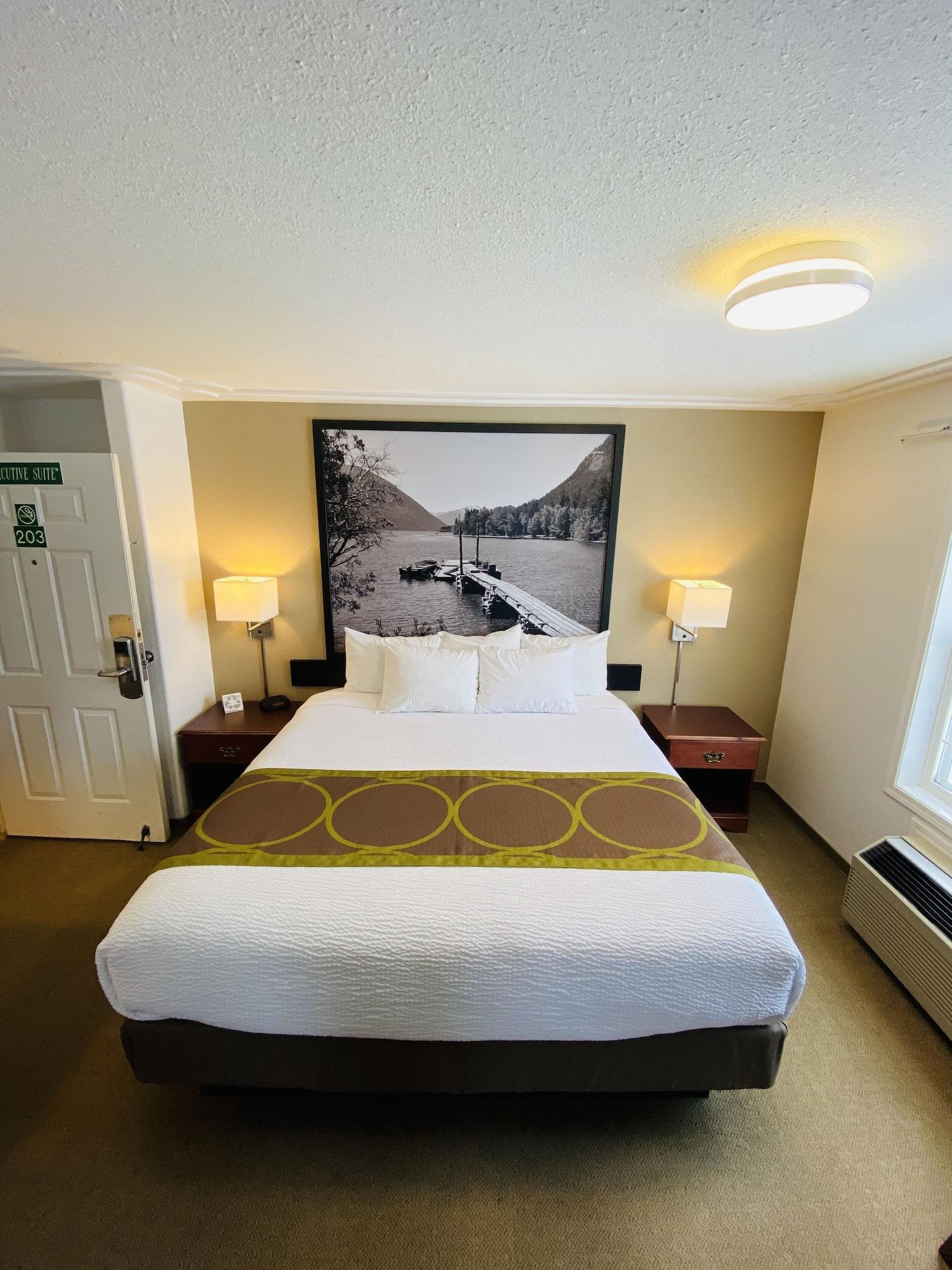 Super 8 By Wyndham 100 Mile House Hotel Buitenkant foto
