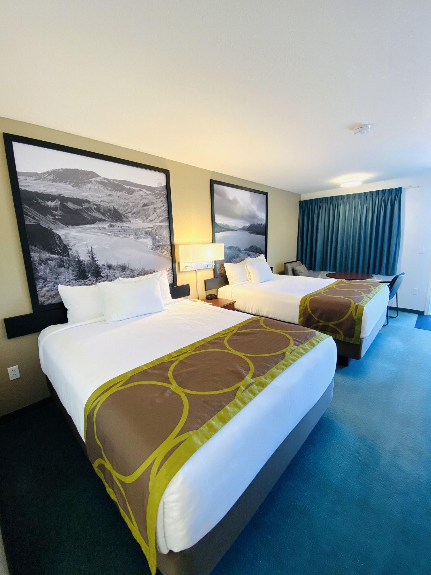 Super 8 By Wyndham 100 Mile House Hotel Buitenkant foto