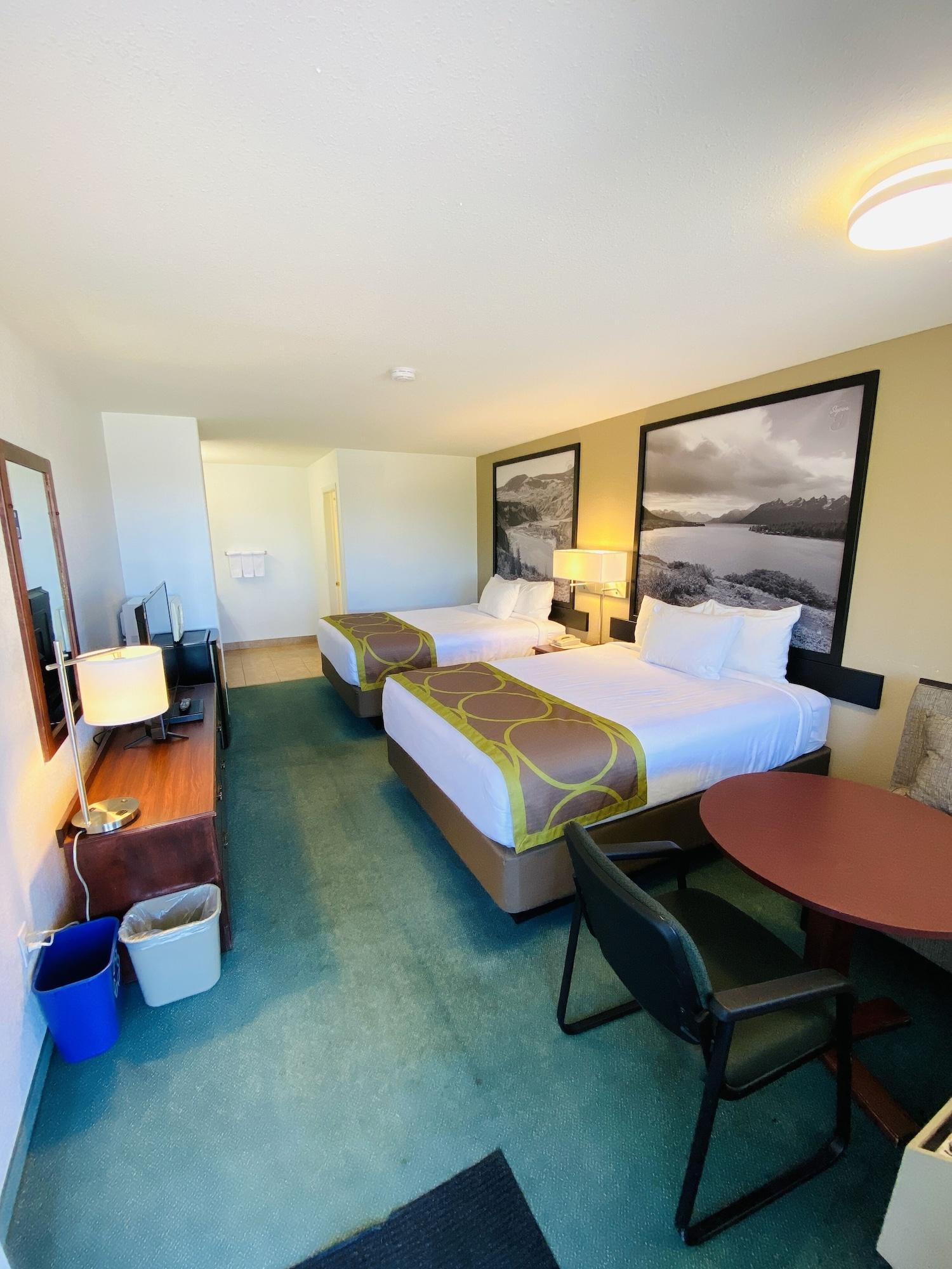 Super 8 By Wyndham 100 Mile House Hotel Buitenkant foto