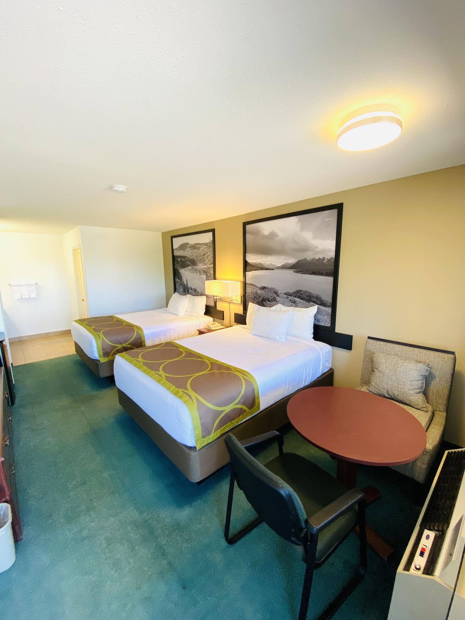Super 8 By Wyndham 100 Mile House Hotel Buitenkant foto