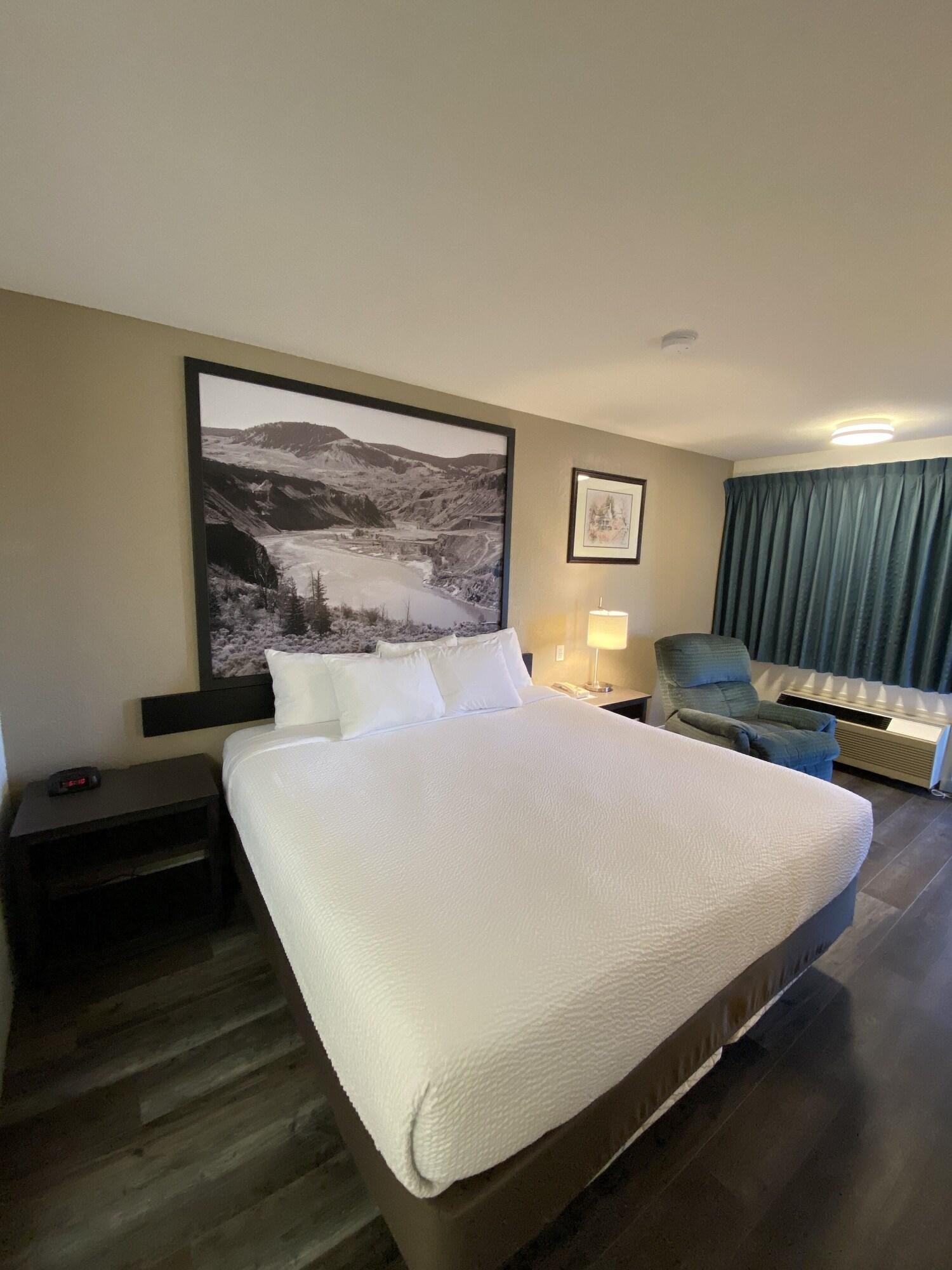 Super 8 By Wyndham 100 Mile House Hotel Buitenkant foto