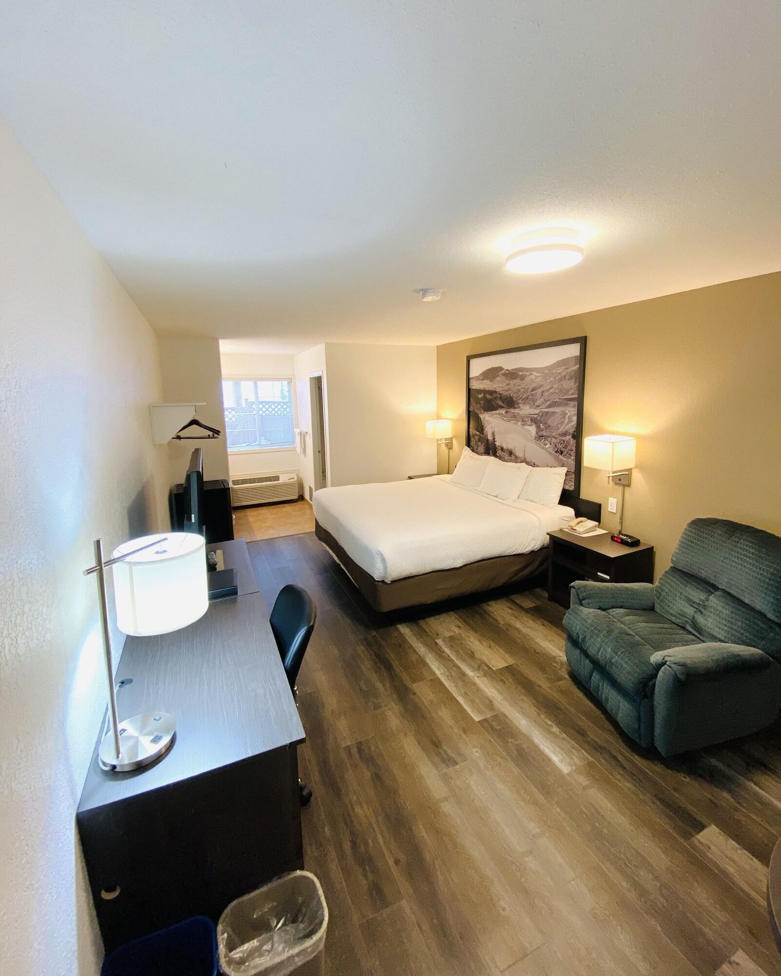 Super 8 By Wyndham 100 Mile House Hotel Buitenkant foto