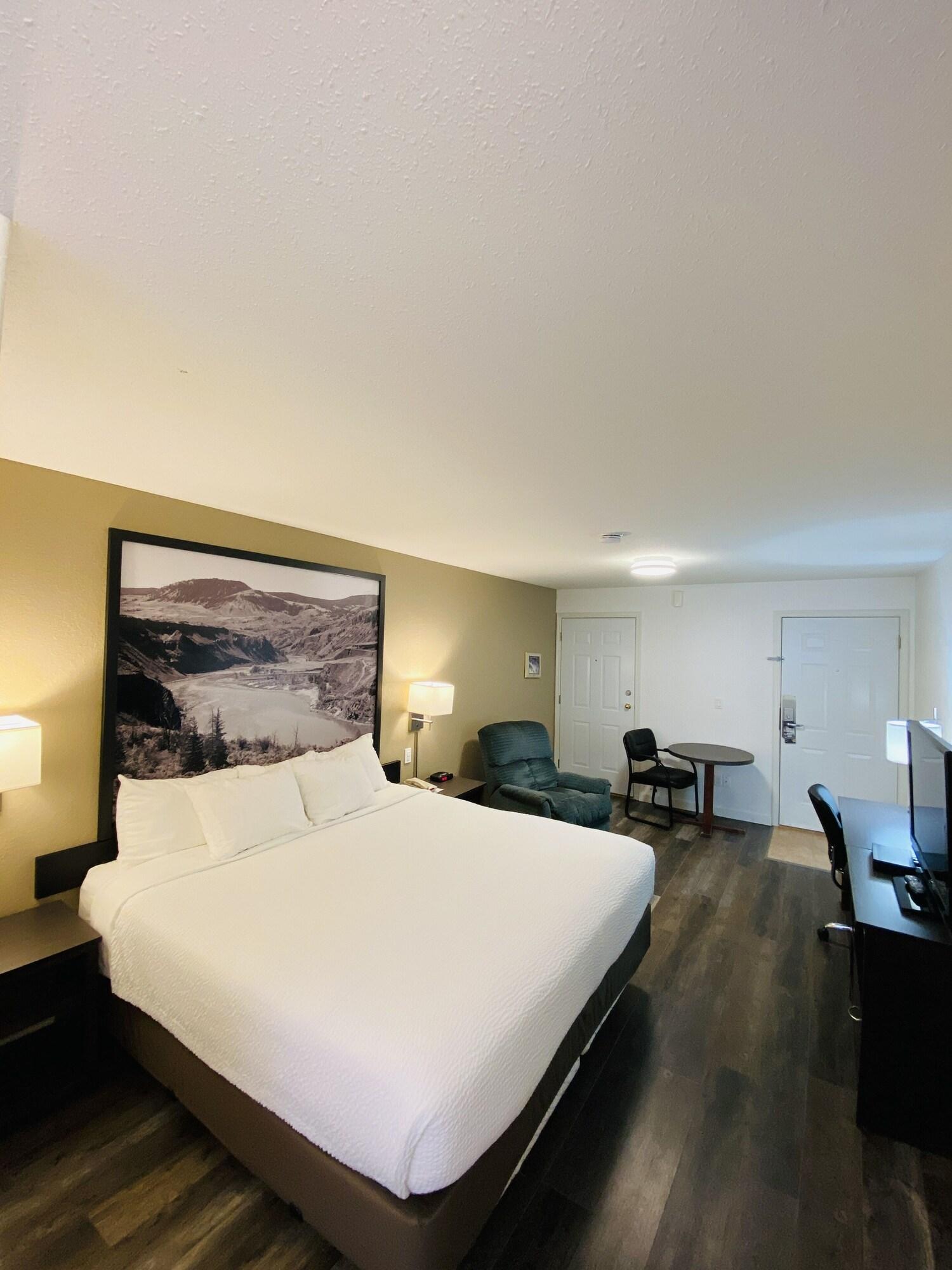 Super 8 By Wyndham 100 Mile House Hotel Buitenkant foto