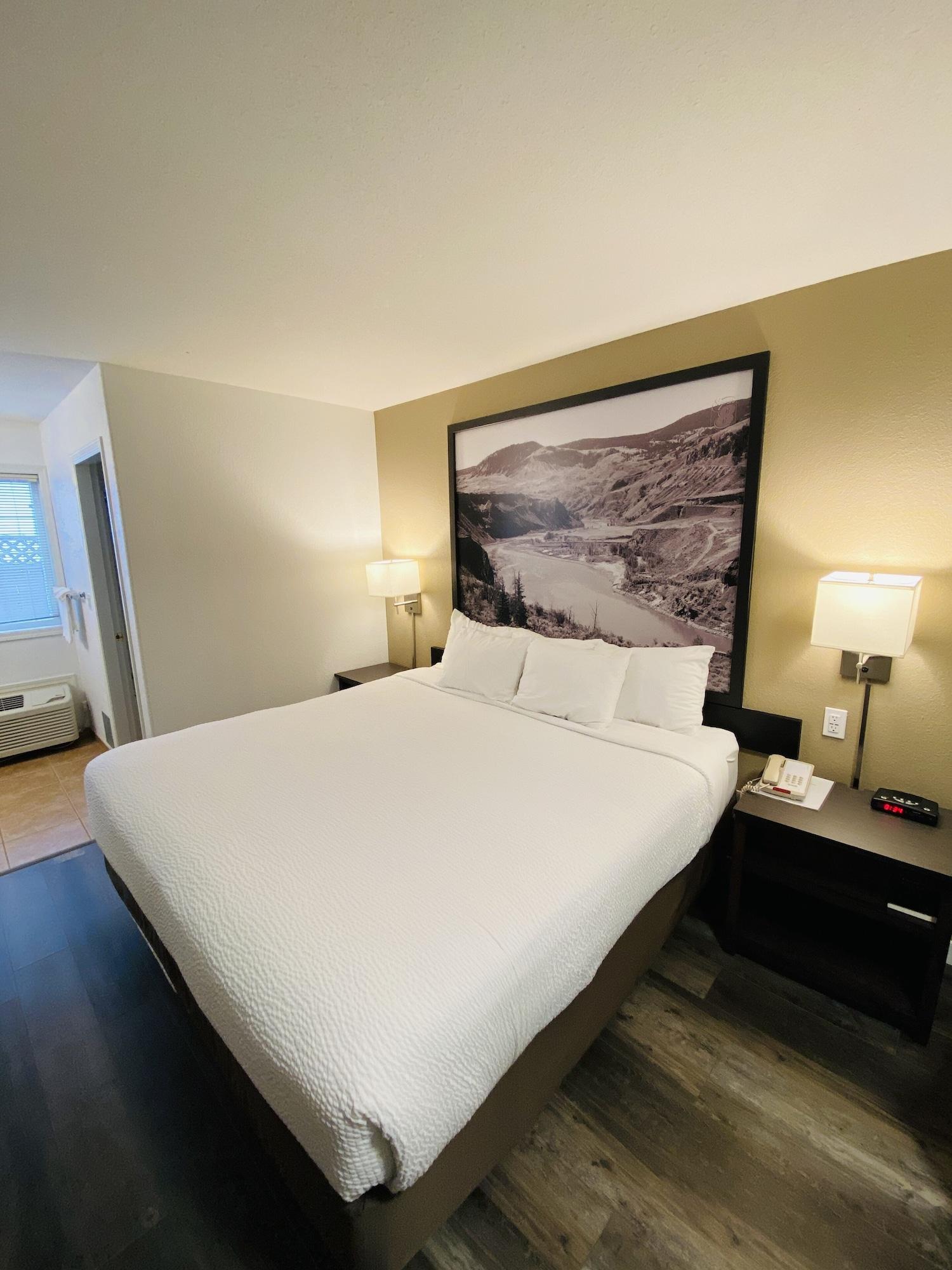 Super 8 By Wyndham 100 Mile House Hotel Buitenkant foto
