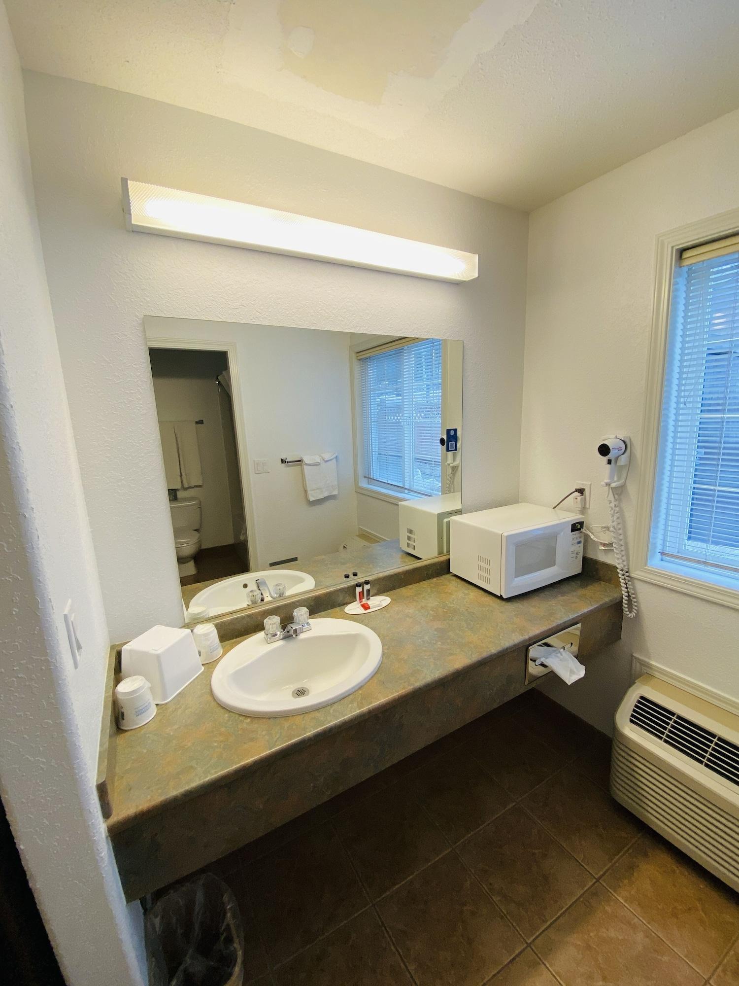 Super 8 By Wyndham 100 Mile House Hotel Buitenkant foto