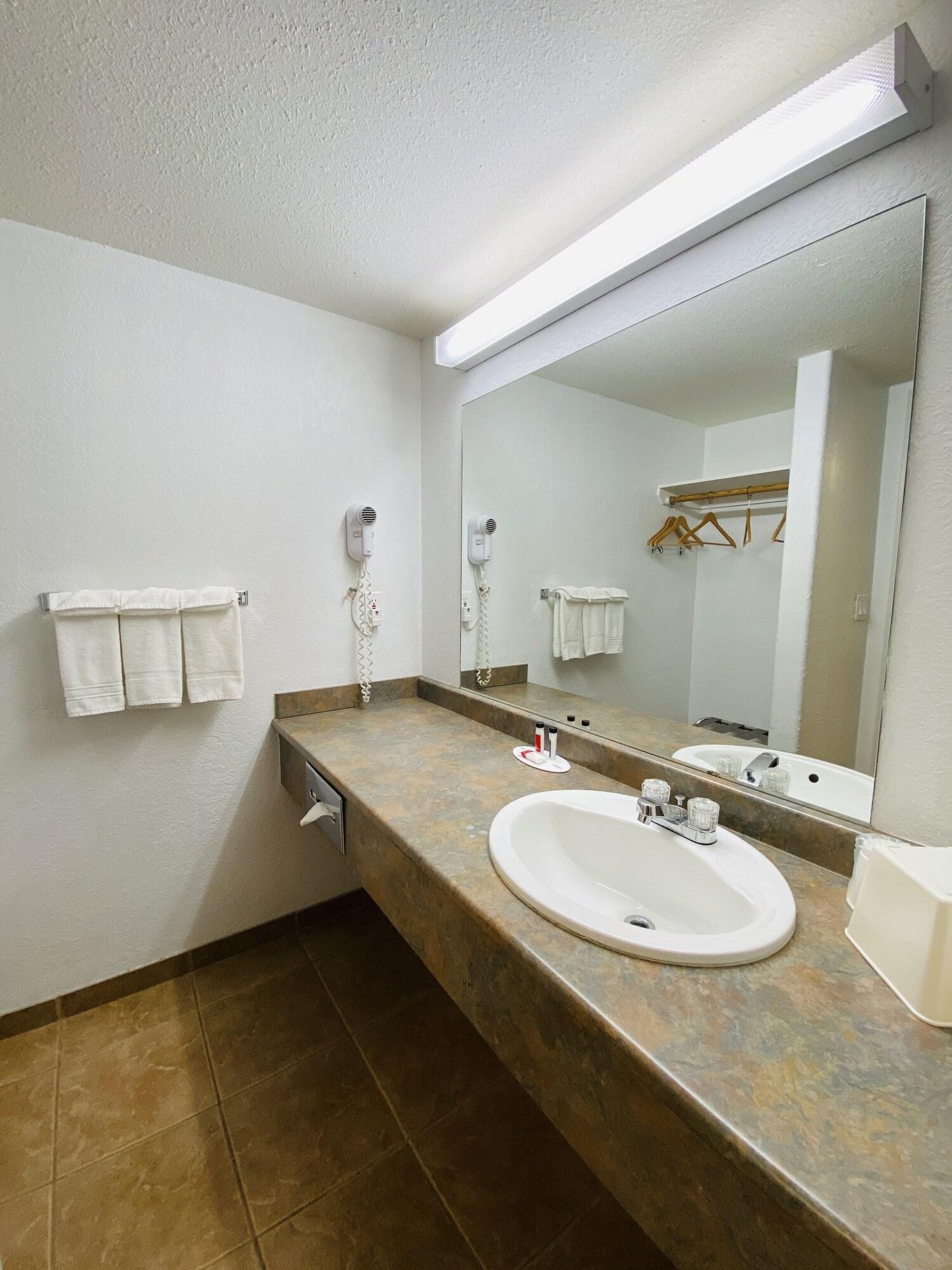 Super 8 By Wyndham 100 Mile House Hotel Buitenkant foto