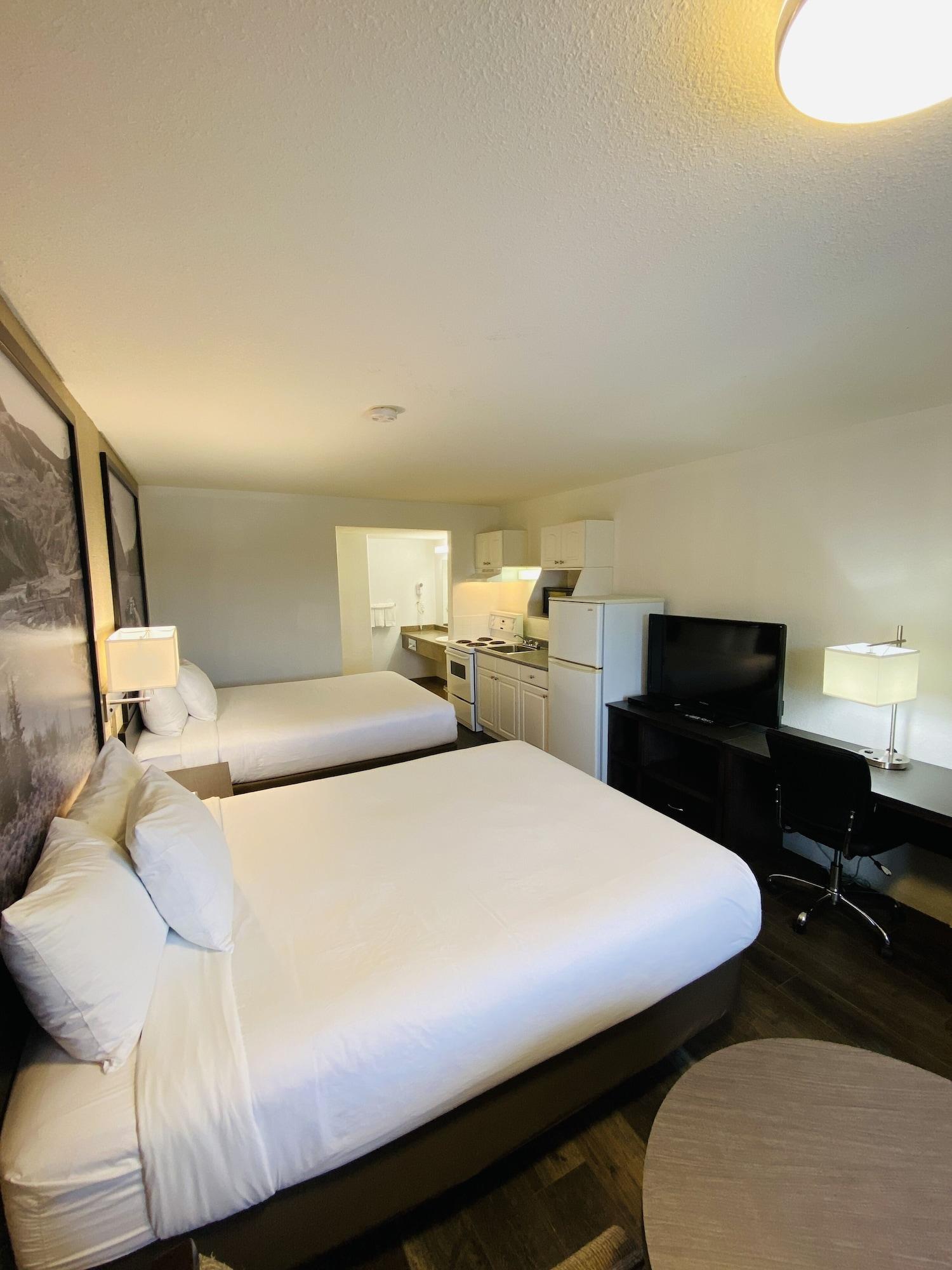 Super 8 By Wyndham 100 Mile House Hotel Buitenkant foto