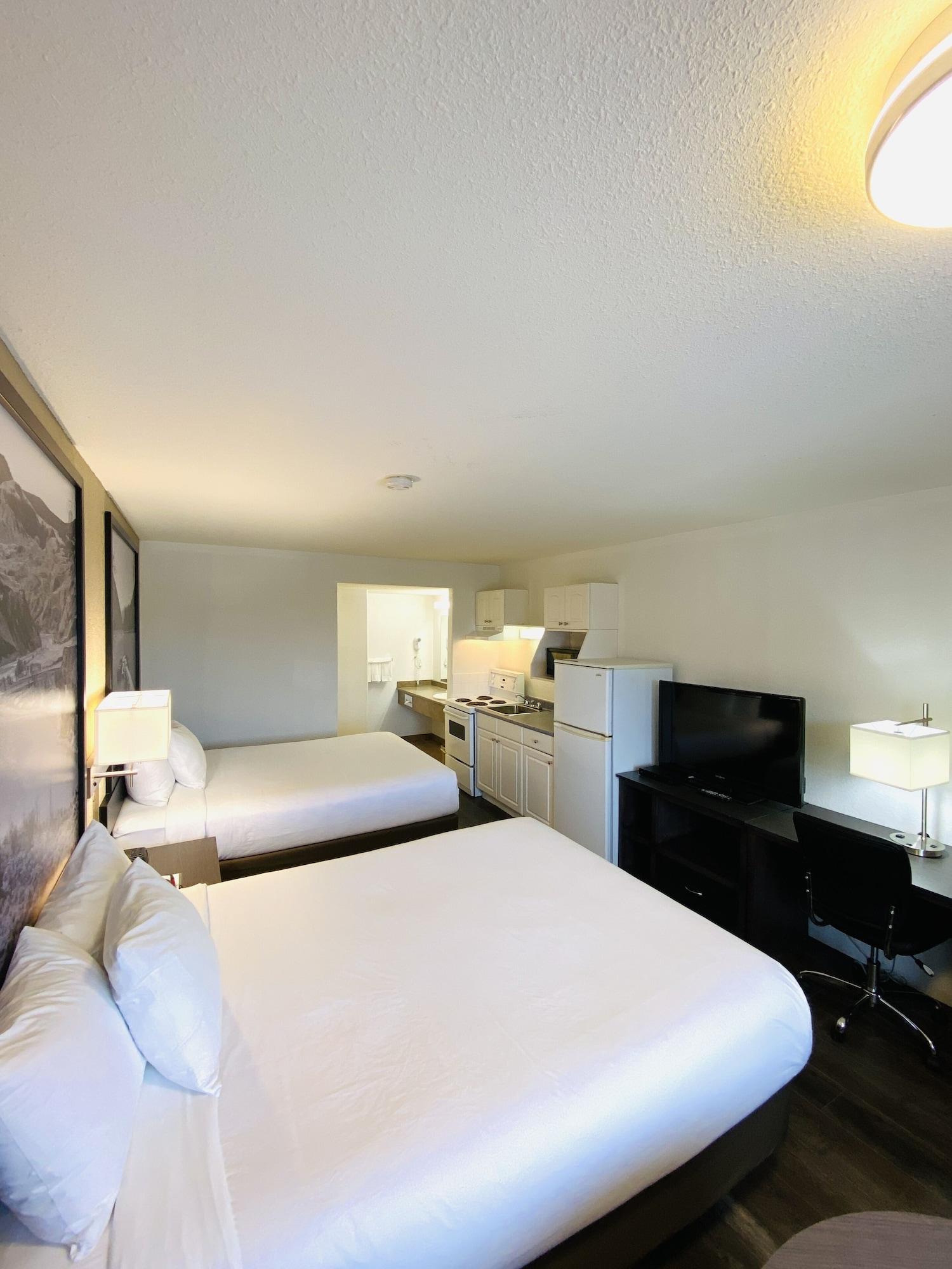 Super 8 By Wyndham 100 Mile House Hotel Buitenkant foto
