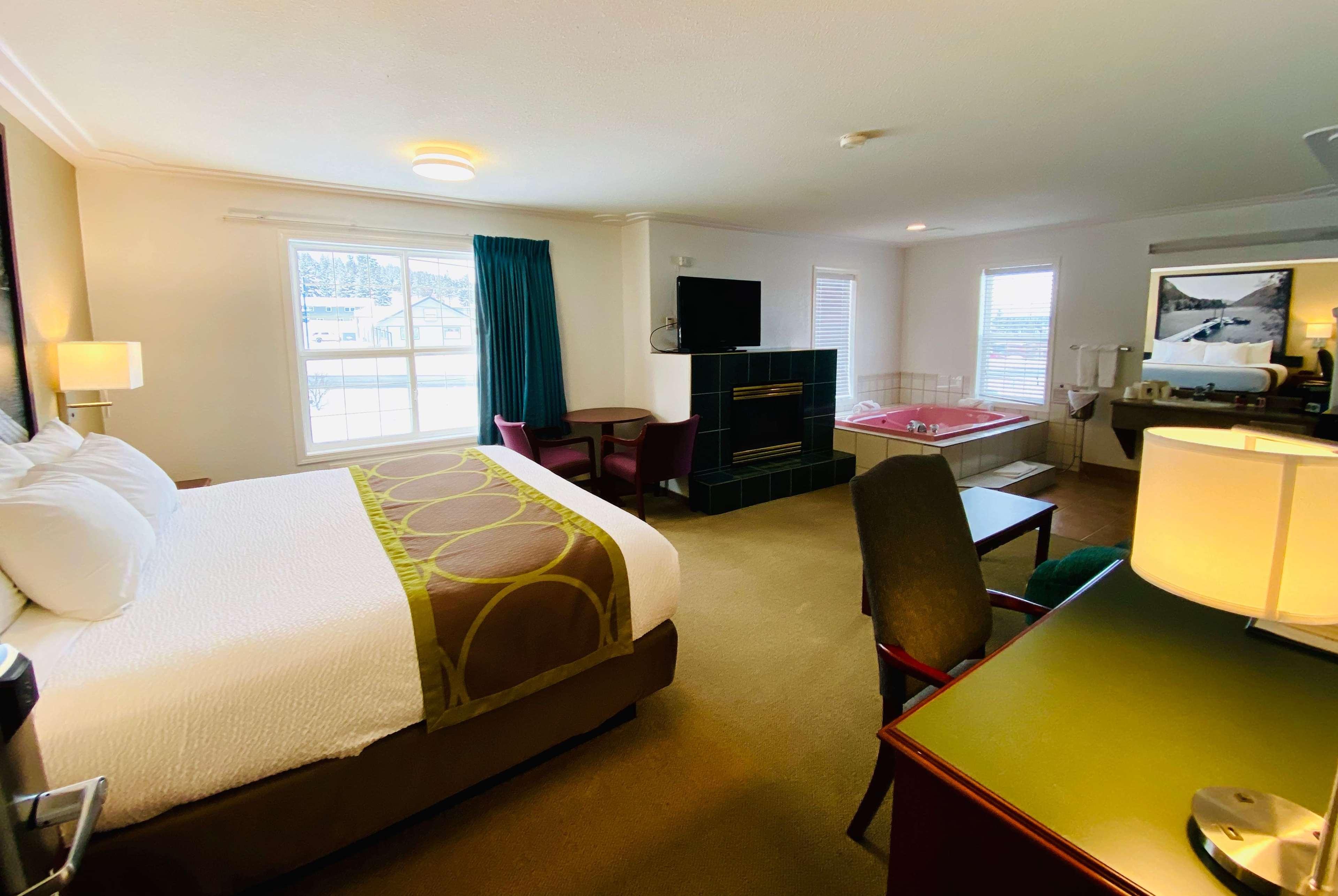 Super 8 By Wyndham 100 Mile House Hotel Buitenkant foto