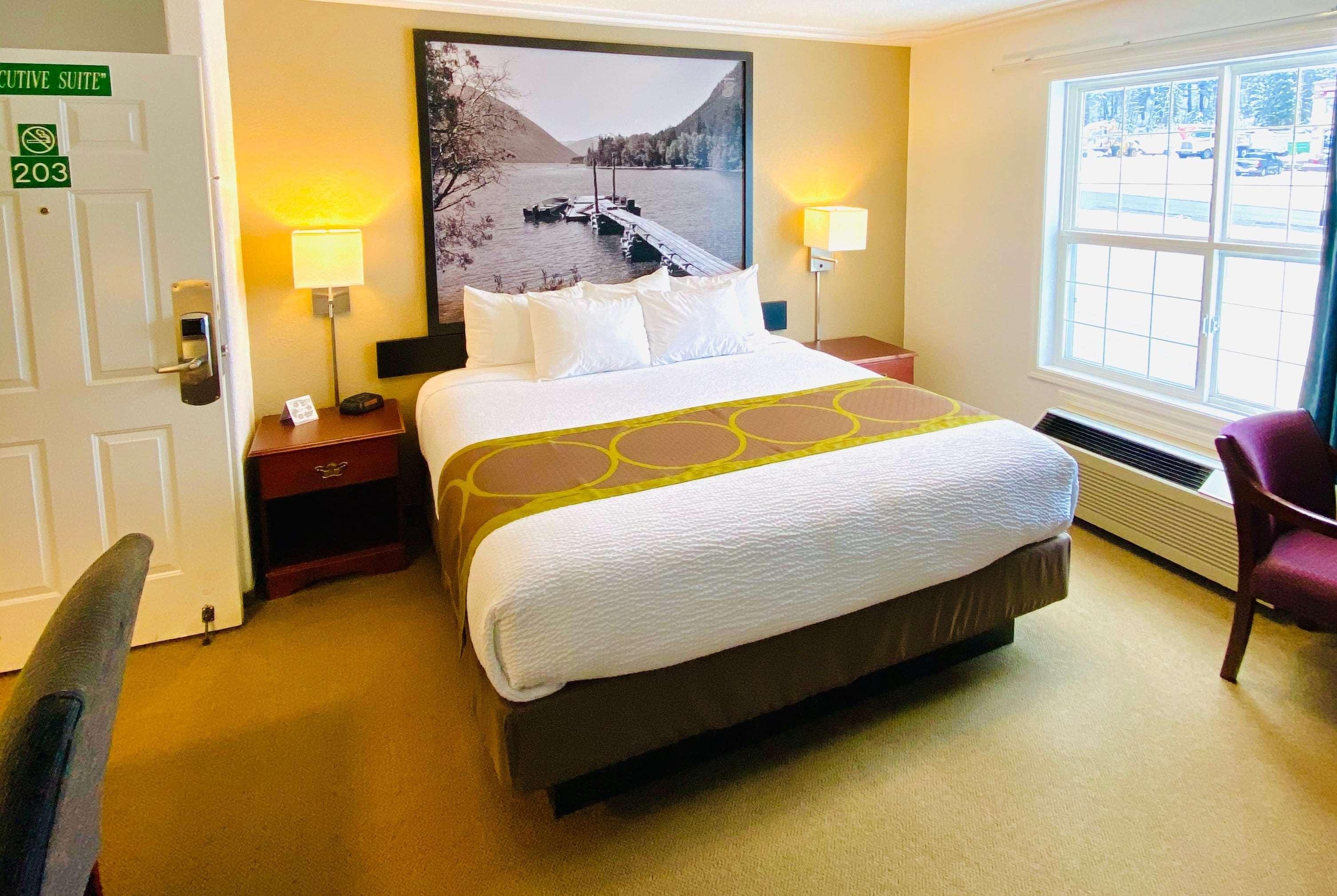 Super 8 By Wyndham 100 Mile House Hotel Buitenkant foto
