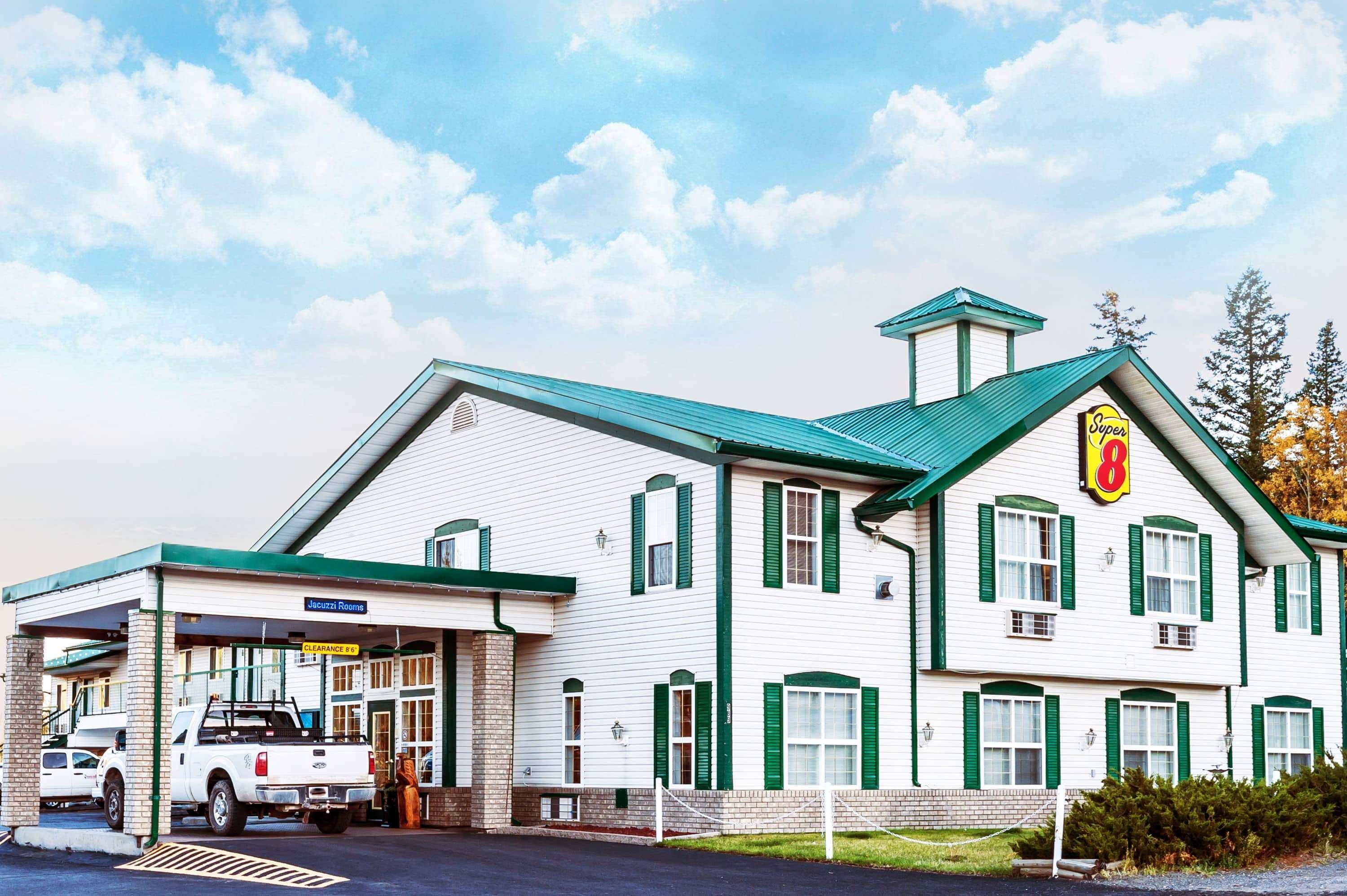 Super 8 By Wyndham 100 Mile House Hotel Buitenkant foto