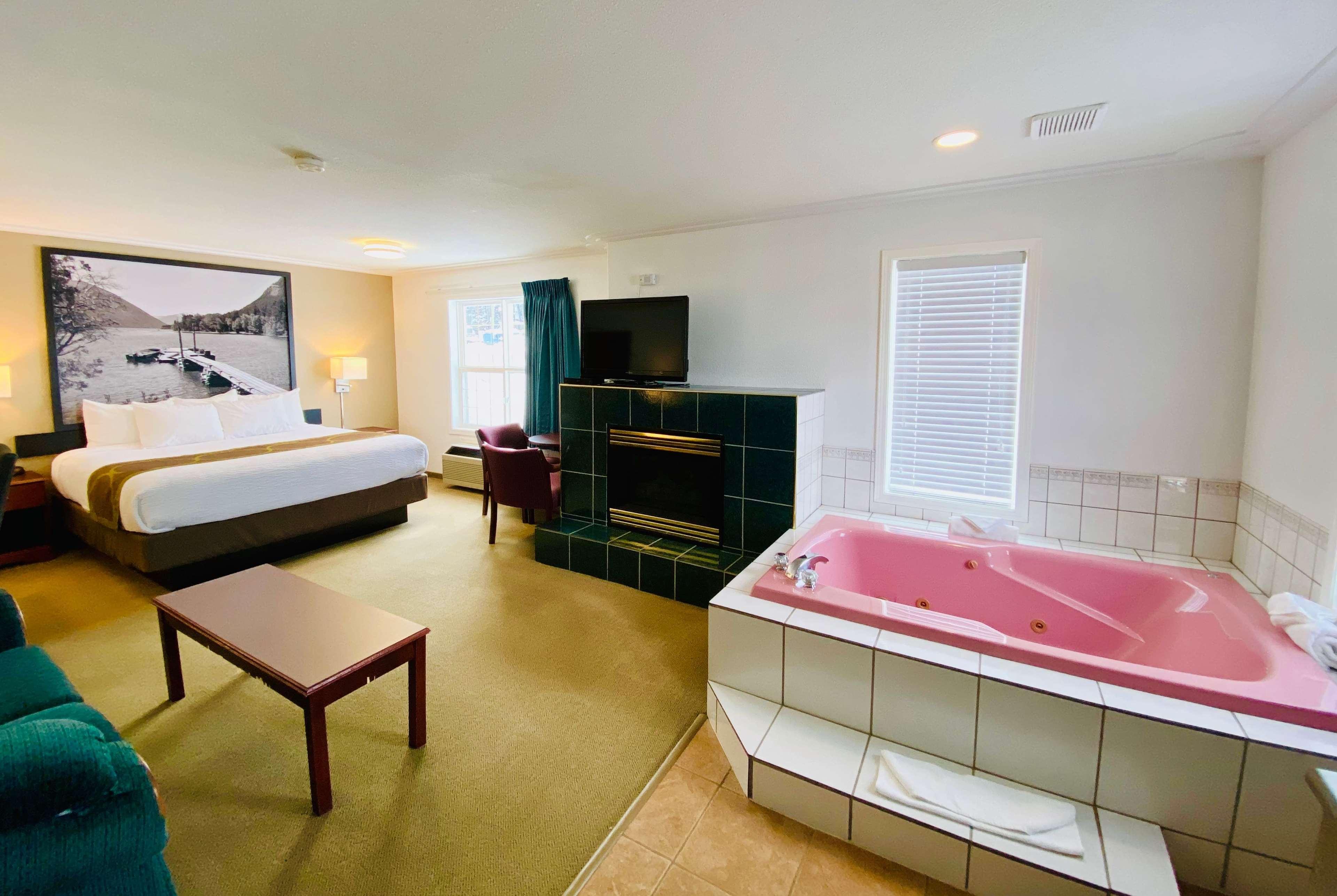 Super 8 By Wyndham 100 Mile House Hotel Buitenkant foto