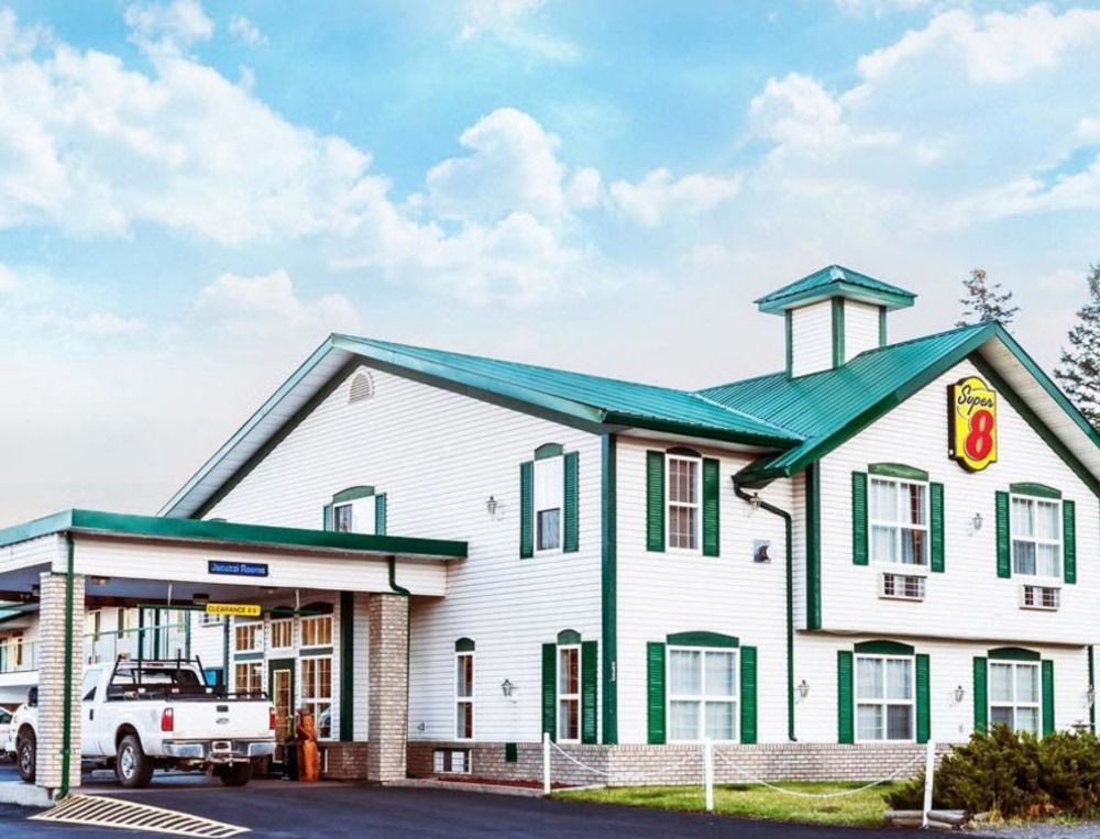 Super 8 By Wyndham 100 Mile House Hotel Buitenkant foto