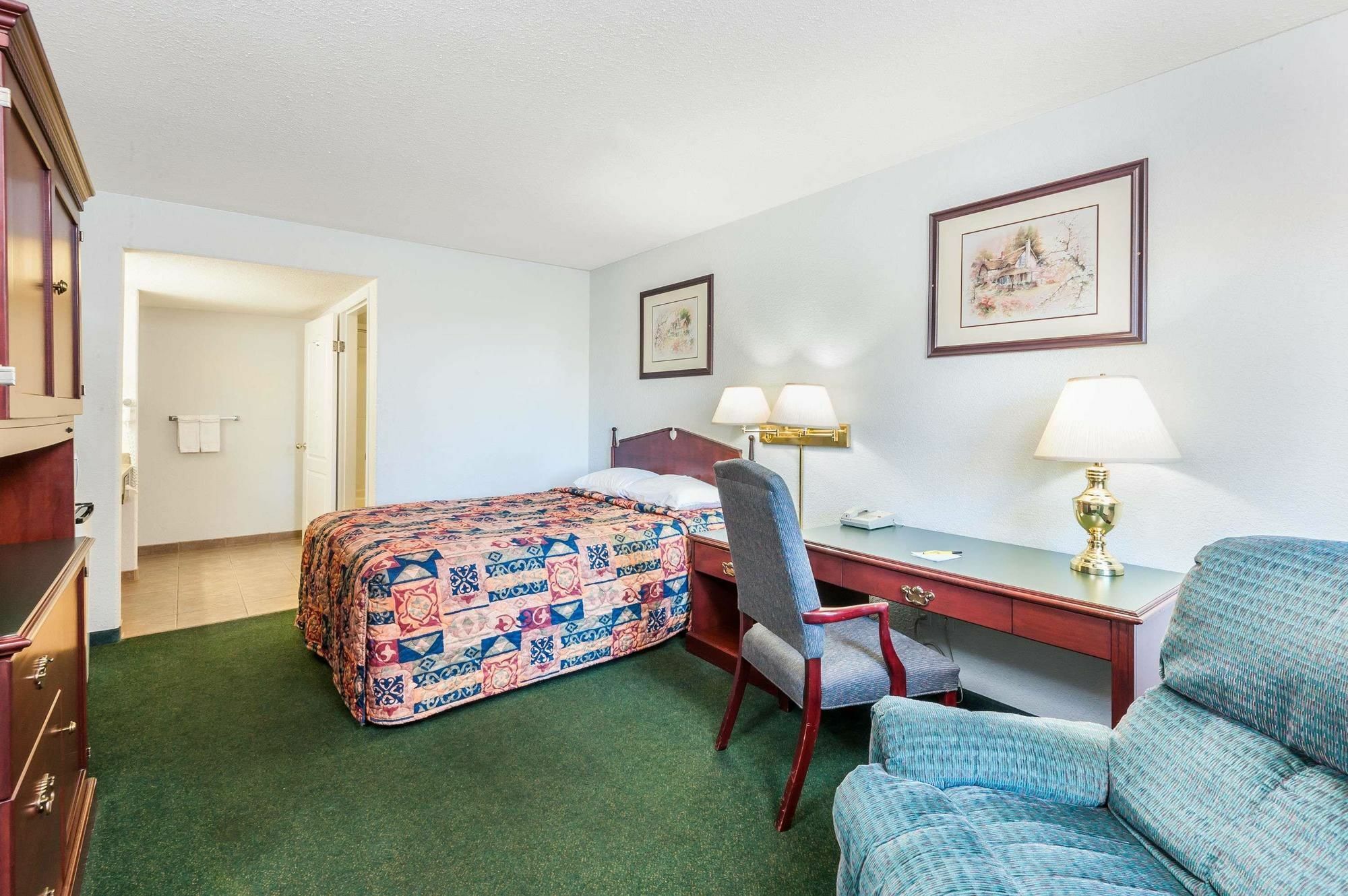 Super 8 By Wyndham 100 Mile House Hotel Buitenkant foto