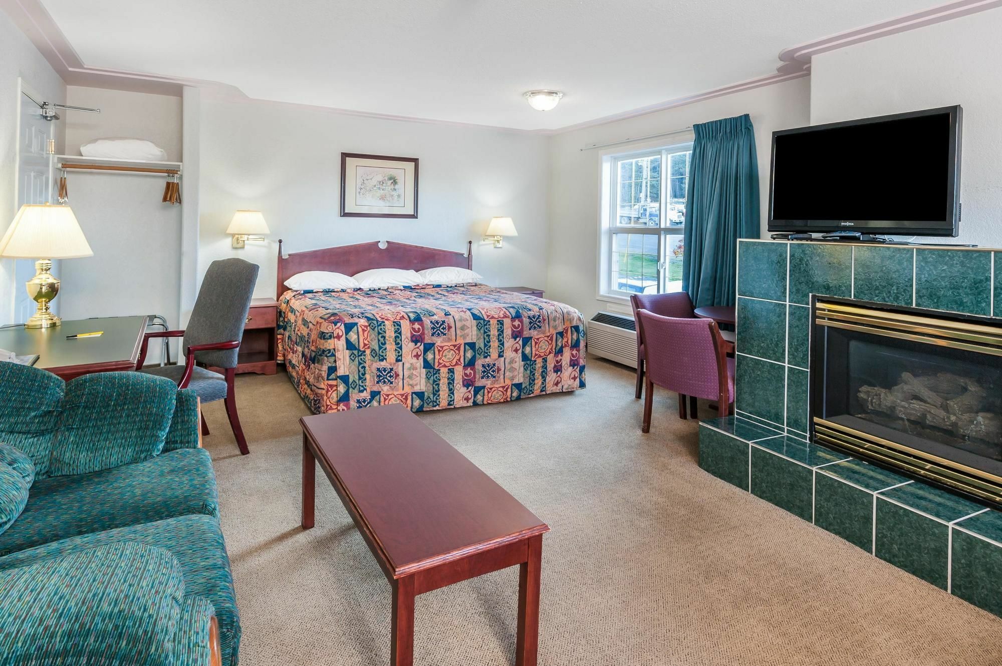 Super 8 By Wyndham 100 Mile House Hotel Buitenkant foto