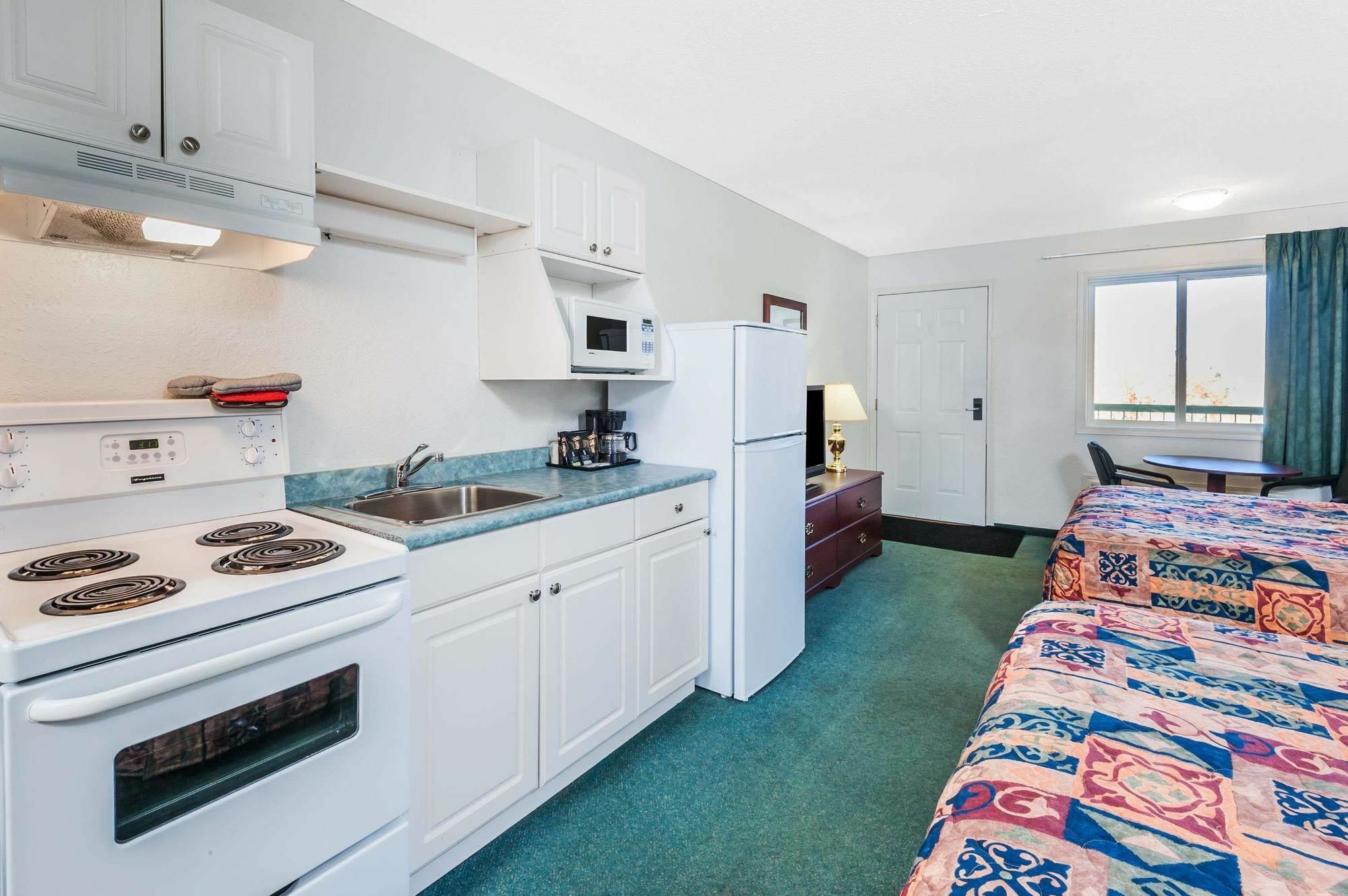 Super 8 By Wyndham 100 Mile House Hotel Buitenkant foto